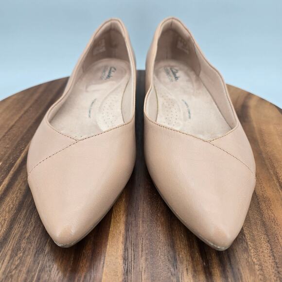 Clarks Heels Womens 11 Wide Beige Leather Pointed Toe Career Slip On Pumps Shoes - Picture 3 of 8